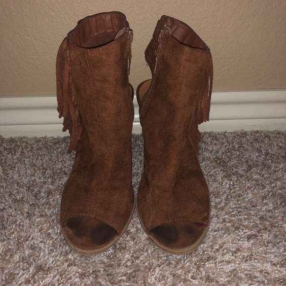 Shop Impressions Fringed Heels - Picture 4 of 6